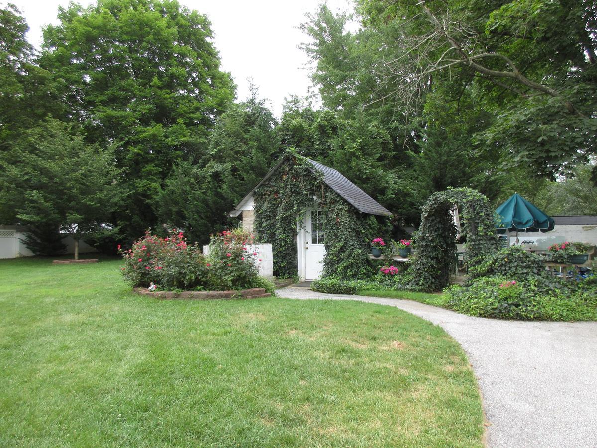 The Columbia Inn At Peralynna Exterior photo