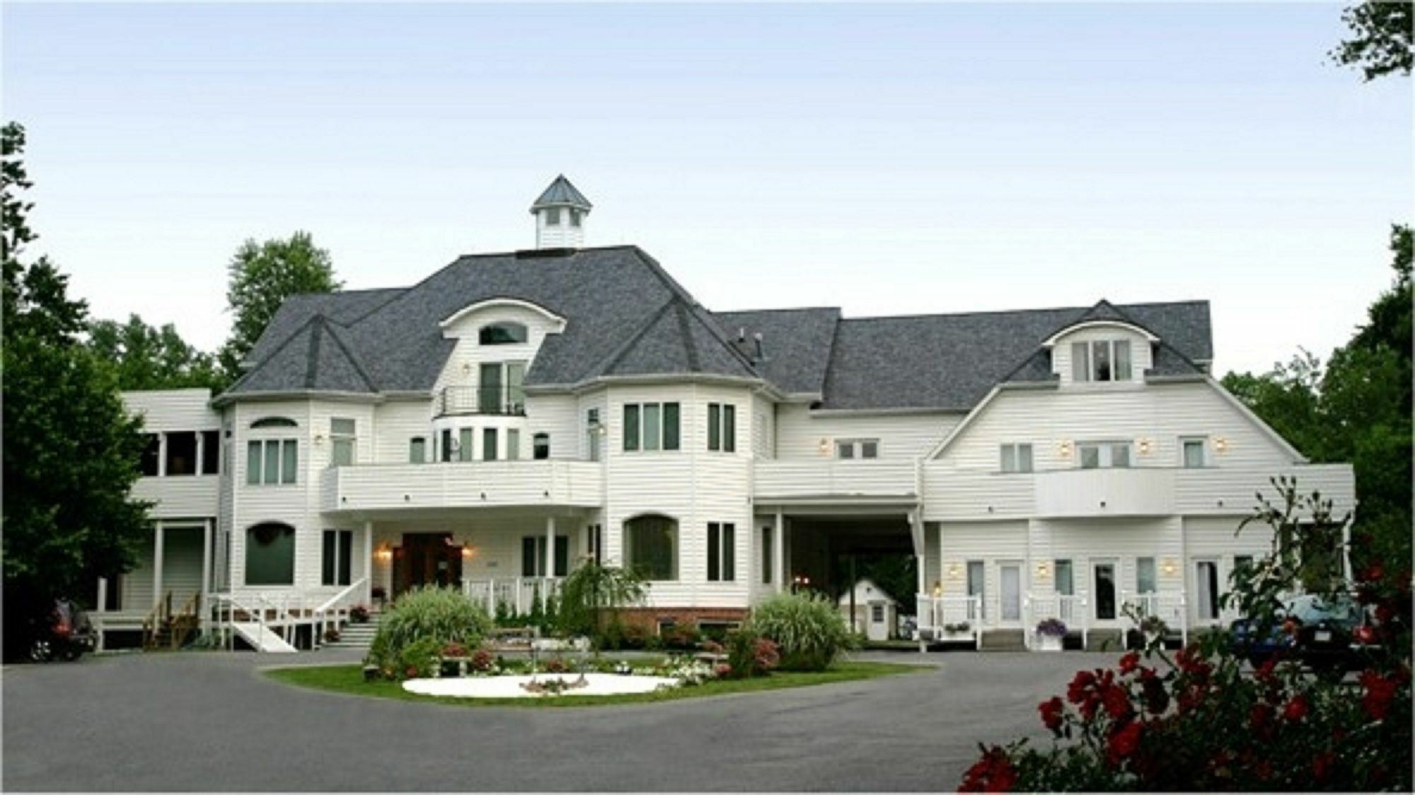 The Columbia Inn At Peralynna Exterior photo